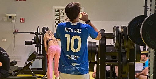 Ci si allena con la maglia di Nico Paz in una palestra di Varese Ci si allena con la maglia di Nico Paz in una palestra di Varese