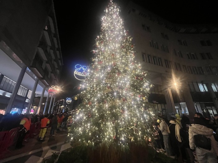 In 9mila hanno applaudito il lancio di "BA è Natale" In 9mila hanno applaudito il lancio di "BA è Natale"