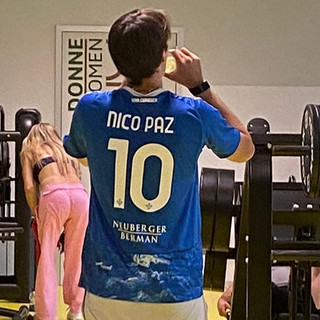 Ci si allena con la maglia di Nico Paz in una palestra di Varese