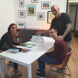 Out-ismo finalista al Festival Cinema Nuovo: «La carezza più bella che potessimo ricevere per tutto l'amore che abbiamo messo in questo progetto» Out-ismo finalista al Festival Cinema Nuovo: «La carezza più bella che potessimo ricevere per tutto l'amore che abbiamo messo in questo progetto»