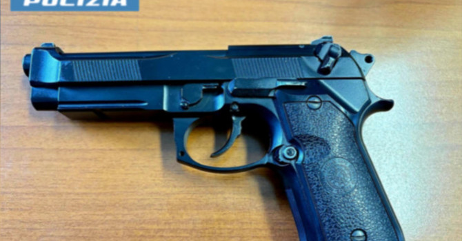 Cerca di intimidire un automobilista con una pistola, ma è un poliziotto fuori servizio: giovane denunciato Cerca di intimidire un automobilista con una pistola, ma è un poliziotto fuori servizio: giovane denunciato