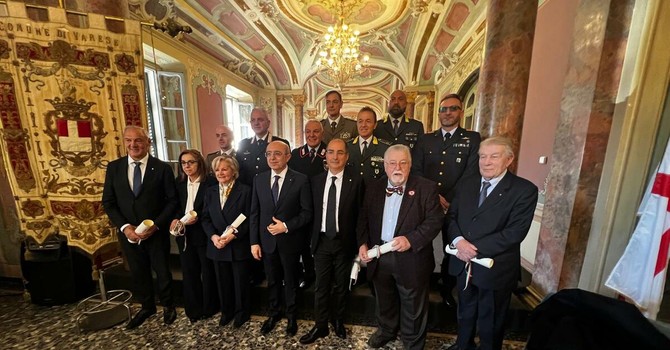 I tredici cittadini premiati con le onorificenze dell'Ordine al Merito della Repubblica Italiana indicate dal presidente Sergio Mattarella e consegnate dal prefetto Salvatore Pasquariello