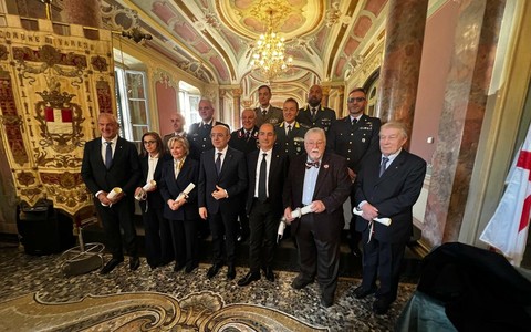 I tredici cittadini premiati con le onorificenze dell'Ordine al Merito della Repubblica Italiana indicate dal presidente Sergio Mattarella e consegnate dal prefetto Salvatore Pasquariello