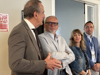 Il discorso di Antonelli, accanto a lui il dottor Rosanna