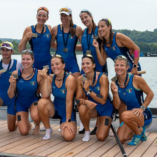 Alice Codato, prima in alto a sinistra, e l'otto femminile dell'Italia di bronzo agli Europei di Varese