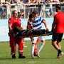 Morrone tiene per mano Opoola della Varesina dopo il grave infortunio di ieri a Venegono Morrone tiene per mano Opoola della Varesina dopo il grave infortunio di ieri a Venegono