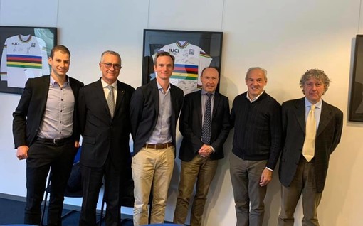 Renzo Oldani, secondo da destra, e gli amici della Binda oggi dai responsabili del settore strada dell'Unione Ciclistica Internazionale ad Aigle, in Svizzera, per fare valere le ragioni della Tre Valli