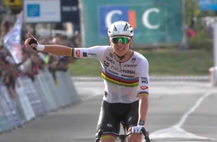 Tadej Pogacar, campione del mondo e d'Europa, favorito per la vittoria alla Tre Valli Varesine 2025