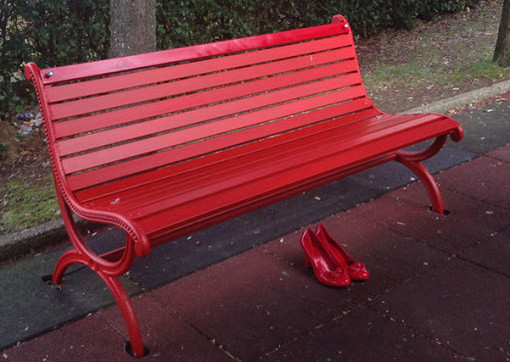 Una panchina rossa simbolo della lotta contro la violenza sulle donne