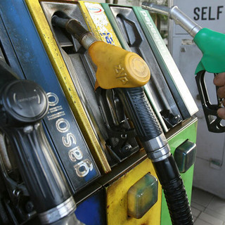 Carburanti, Mimit: prezzo medio self benzina a 1,942 euro al litro. Il gasolio a 2,107 euro al litro
