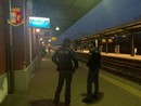 Aggredisce un agente della polizia ferroviaria con uno schiaffo davanti alla stazione a Varese: manette e daspo