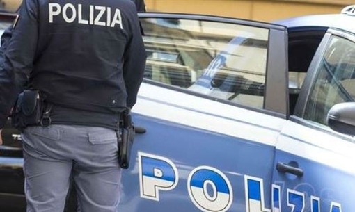 Ubriaco prende a botte polizia e carabinieri: messo ko con lo spray al peperoncino e portato in carcere