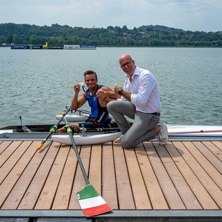 Giacomo Perini d'argento nel singolo paralimpico PR1 premiato dal presidente federale Galtarossa