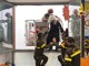 FOTO E VIDEO. La Befana arriva all'ospedale Del Ponte con l'autoscala dei vigili del fuoco