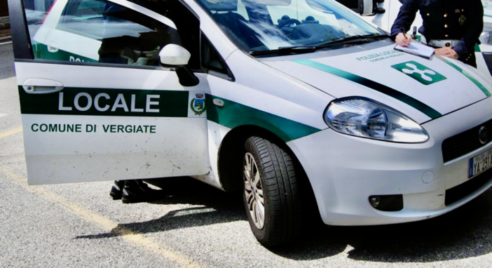 Un'auto della polizia locale di Vergiate (foto d'archivio)