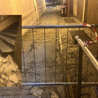 L'area sbarrata al PalAriosto dove sono caduti calcinacci stasera L'area sbarrata al PalAriosto dove sono caduti calcinacci stasera