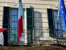 La bandiera palestinese appesa sulla balconata di Palazzo Estense La bandiera palestinese appesa sulla balconata di Palazzo Estense