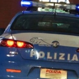 Minorenni con il coltello seguono un automobilista per rapinarlo: arrestati dalla polizia