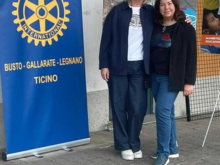 La Presidente del Rotary Club Ticino Luana Cattaneo con la past president Olimpia Mariotti presenziano lo stand del Rotary Club “Ticino” al Museo del Tessile di Busto Arsizio.