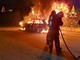 FOTO. Auto in fiamme nella notte a Bodio Lomnago: incendio spento dai vigili del fuoco