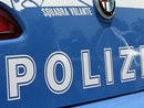 Giovane minaccia di buttarsi dal sesto piano, salvata dalla polizia Giovane minaccia di buttarsi dal sesto piano, salvata dalla polizia