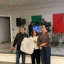 L’ideatore e fondatore dell’associazione Passaparola Devis Martinello, la past president del Rotary Club Ticino Olimpia Mariotti con la nuova pettorina per i volontari dell’associazione Passaparola e l’attuale presidente Luana Cattaneo L’ideatore e fondatore dell’associazione Passaparola Devis Martinello, la past president del Rotary Club Ticino Olimpia Mariotti con la nuova pettorina per i volontari dell’associazione Passaparola e l’attuale presidente Luana Cattaneo