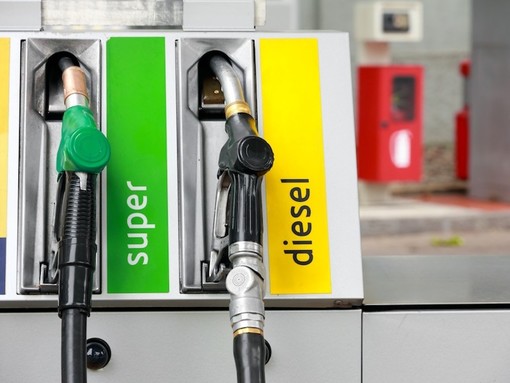 «Sconto benzina insufficiente, sempre più automobilisti varesini vanno a fare il pieno in Svizzera»
