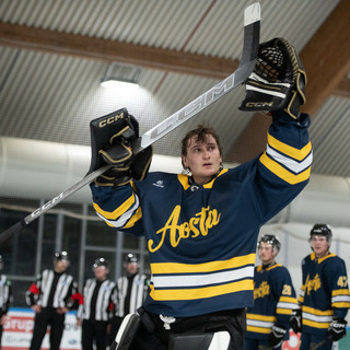 Rocco Perla a fine gara saluta il pubblico di Varese dopo la vittoria da ex, e da Mvp, con il suo Aosta