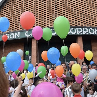 I palloncini prendono il volo davanti alla chiesa di San Carlo a Varese in direzione Venezia. Sotto in gallery alcuni dei disegni atterrati in Laguna dopo il lungo volo iniziato nei cieli della Città Giardino