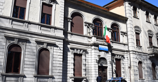 Diciassettenne aggredisce e tenta di rapinare un ragazzo: arrestato dalla polizia
