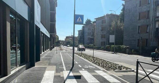 Il palo "della discordia" in viale Belforte Il palo "della discordia" in viale Belforte