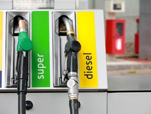 Carburanti, l'allarme dei consumatori: stangata benzina, quasi 9 euro in più per un pieno Carburanti, l'allarme dei consumatori: stangata benzina, quasi 9 euro in più per un pieno