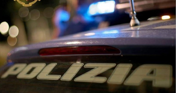 Giovane aggredito a calci e pugni sul treno per Varese: la polizia arresta tre uomini per tentata rapina Giovane aggredito a calci e pugni sul treno per Varese: la polizia arresta tre uomini per tentata rapina
