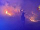 FOTO e VIDEO. Una notte di lavoro per fermare il rogo nei boschi di Montegrino: due chilometri il fronte dell'incendio. Tornano i Canadair