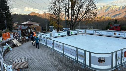 L'incantesimo del Natale a Cuasso al Monte: apre domani la pista del ghiaccio in un anfiteatro naturale unico