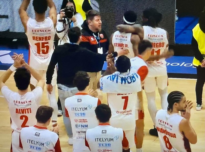 Esulta la Openjobmetis Varese dopo la vittoria al PalaRadi di Cremona Esulta la Openjobmetis Varese dopo la vittoria al PalaRadi di Cremona