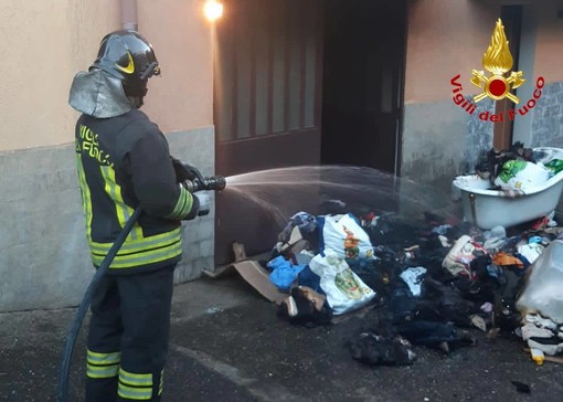 FOTO. Scantinato in fiamme, a Cassano Magnago arrivano i vigili del fuoco