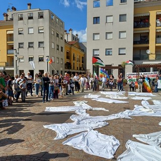 Cittadini in piazza a Malnate nell'ultima manifestazione per dire no all'orrore in corso a Gaza