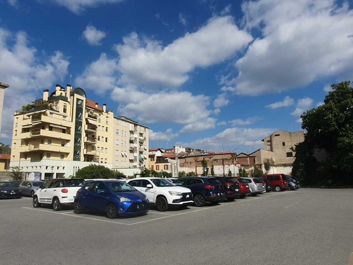 Busto, parcheggio di San Michele ancora gratuito. Le strisce blu possono aspettare Busto, parcheggio di San Michele ancora gratuito. Le strisce blu possono aspettare
