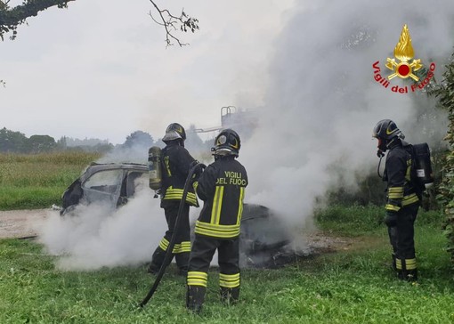 Sesto Calende, auto in sosta distrutta dalle fiamme