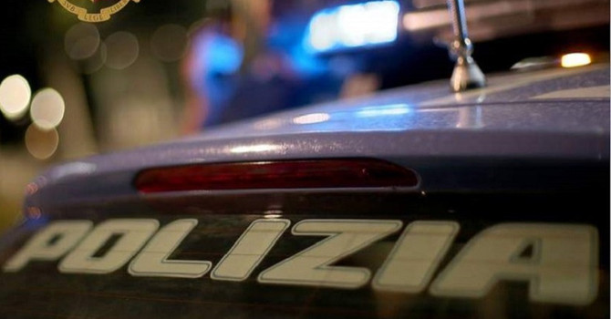 Giovane aggredito a calci e pugni sul treno per Varese: la polizia arresta tre uomini per tentata rapina Giovane aggredito a calci e pugni sul treno per Varese: la polizia arresta tre uomini per tentata rapina
