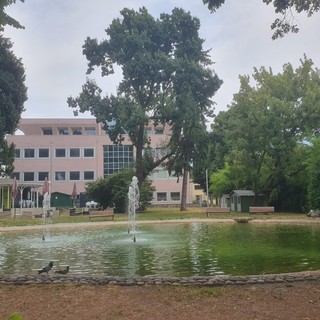 Il parco di via Foscolo, teatro del primo episodio segnalato il giorno di Natale, quando un uomo ha seguito madre e figlia durante una passeggiata con i cani