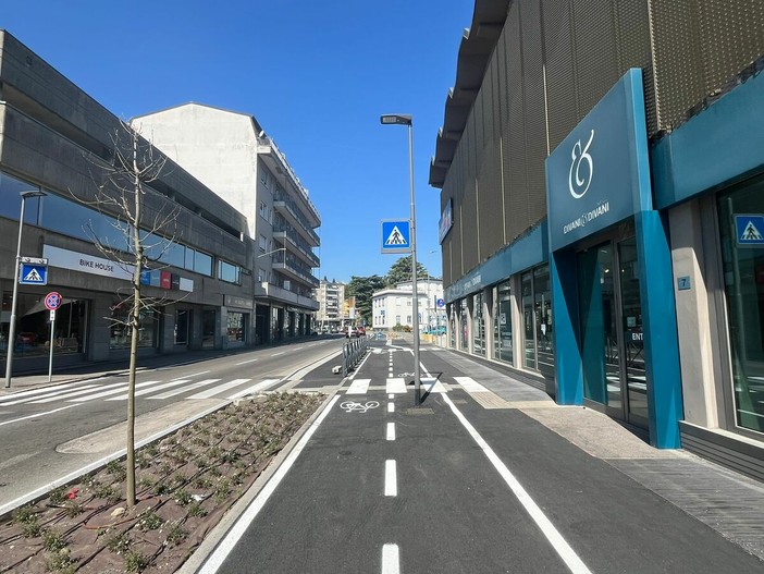 La curiosa posizione in cui è stato installato il lampione della nuova ciclabile di viale Belforte