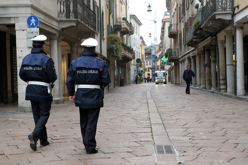 Polizia locale, a Varese in un anno dimezzate le violazioni al codice della strada con 7 mila ore di lavoro in più
