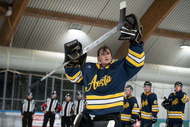 Rocco Perla a fine gara saluta il pubblico di Varese dopo la vittoria da ex, e da Mvp, con il suo Aosta