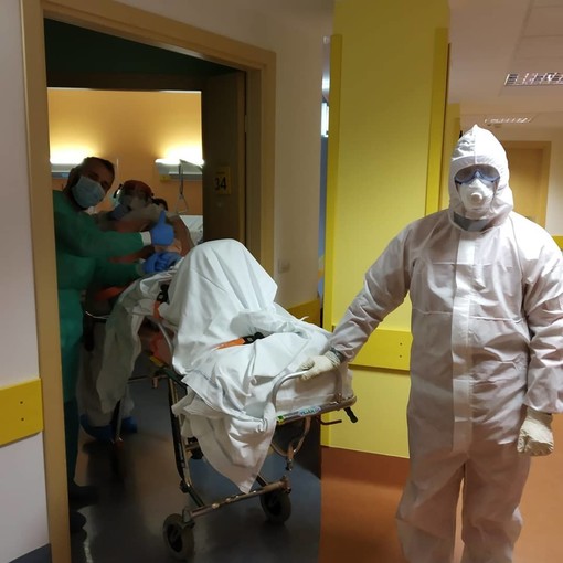 Ecco il paziente 1 del territorio dell'ASST dei Sette Laghi che esce dal reparto di Malattie Infettive del Circolo nella foto postata dall'azienda sanitaria