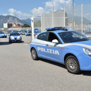 Donna accoltellata dall’ex compagno nel Verbano Cusio Ossola: la vittima riesce a fuggire e chiedere aiuto