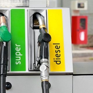 Carburanti, l'allarme dei consumatori: stangata benzina, quasi 9 euro in più per un pieno