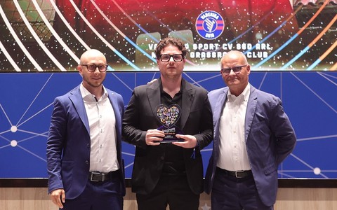 Max Di Caro, al centro, e Andrea Millefanti, a sinistra, ricevono il premio di miglior Grassroots Club d’Italia da parte del coordinatore regionale SGS Mauro Spoldi