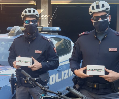 Occhiali protettivi in dono agli agenti della squadra volante della Polizia
